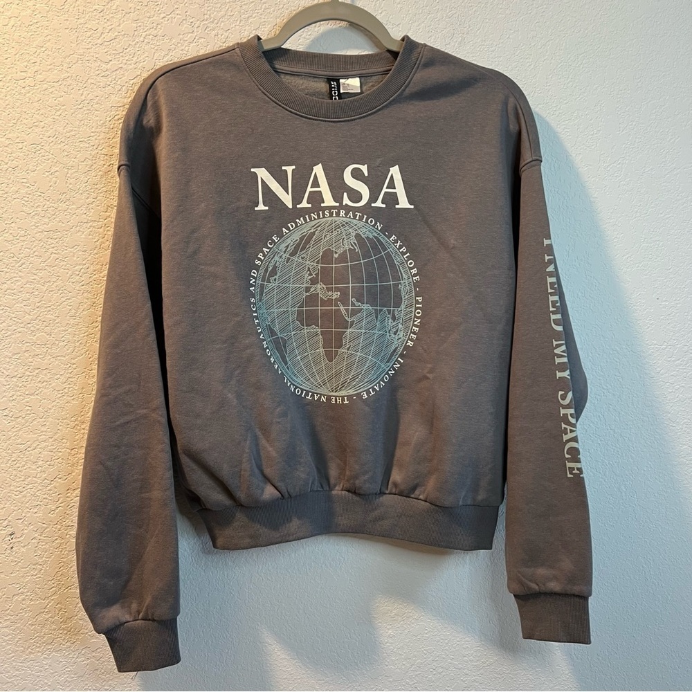 Women’s H&M gray NASA crewneck pullover sweater size Medium M
